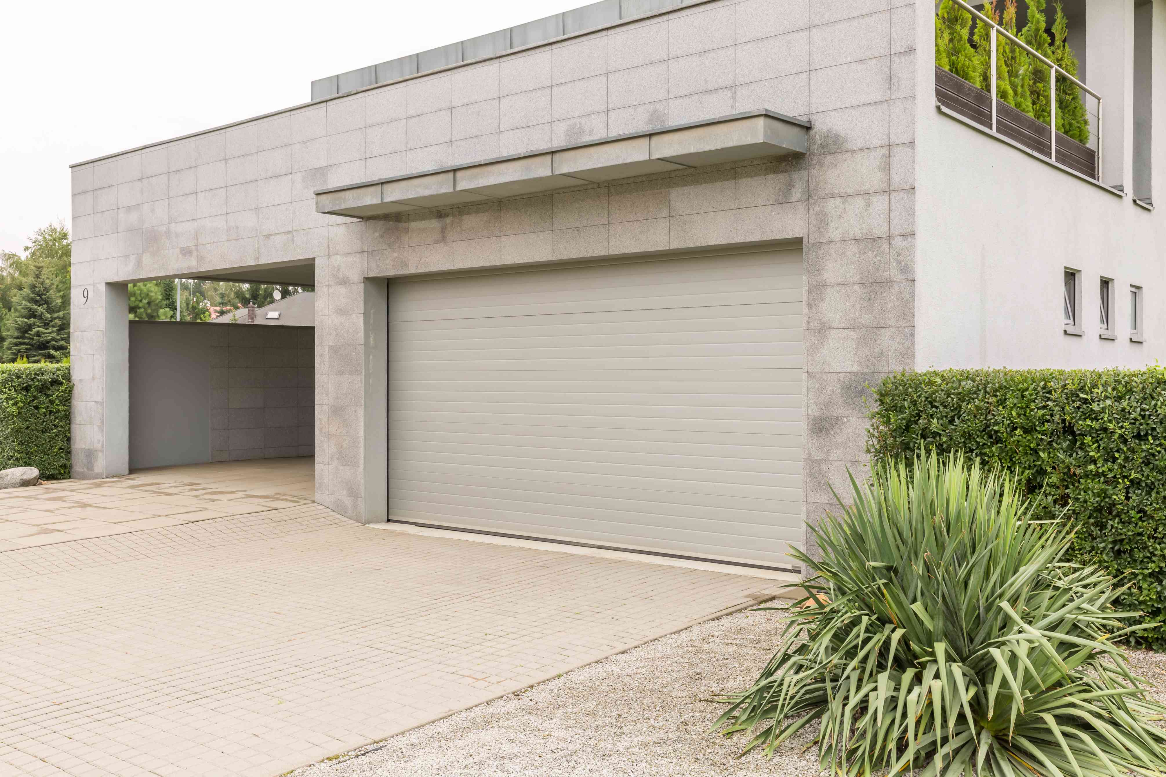 Tirer le meilleur parti de votre appel de service pour une porte commerciale image garage-in-big-house-PZYTQ4R1 Tirer le meilleur parti de votre appel de service pour une porte commerciale