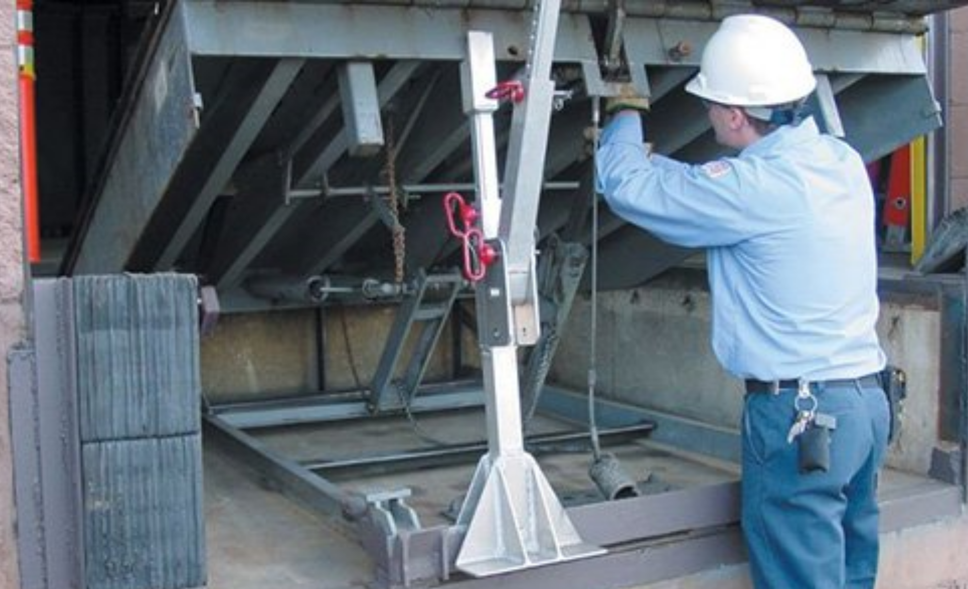 phototech_emplois_door_doctor Hydraulic vs. Mechanical vs. Air-Powered Dock Levelers: How to Choose the Right One for Your Loading Dock