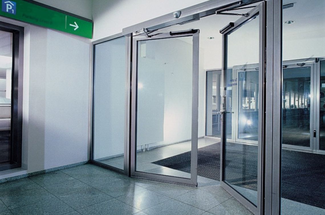 Automatic swing door - Visible drive